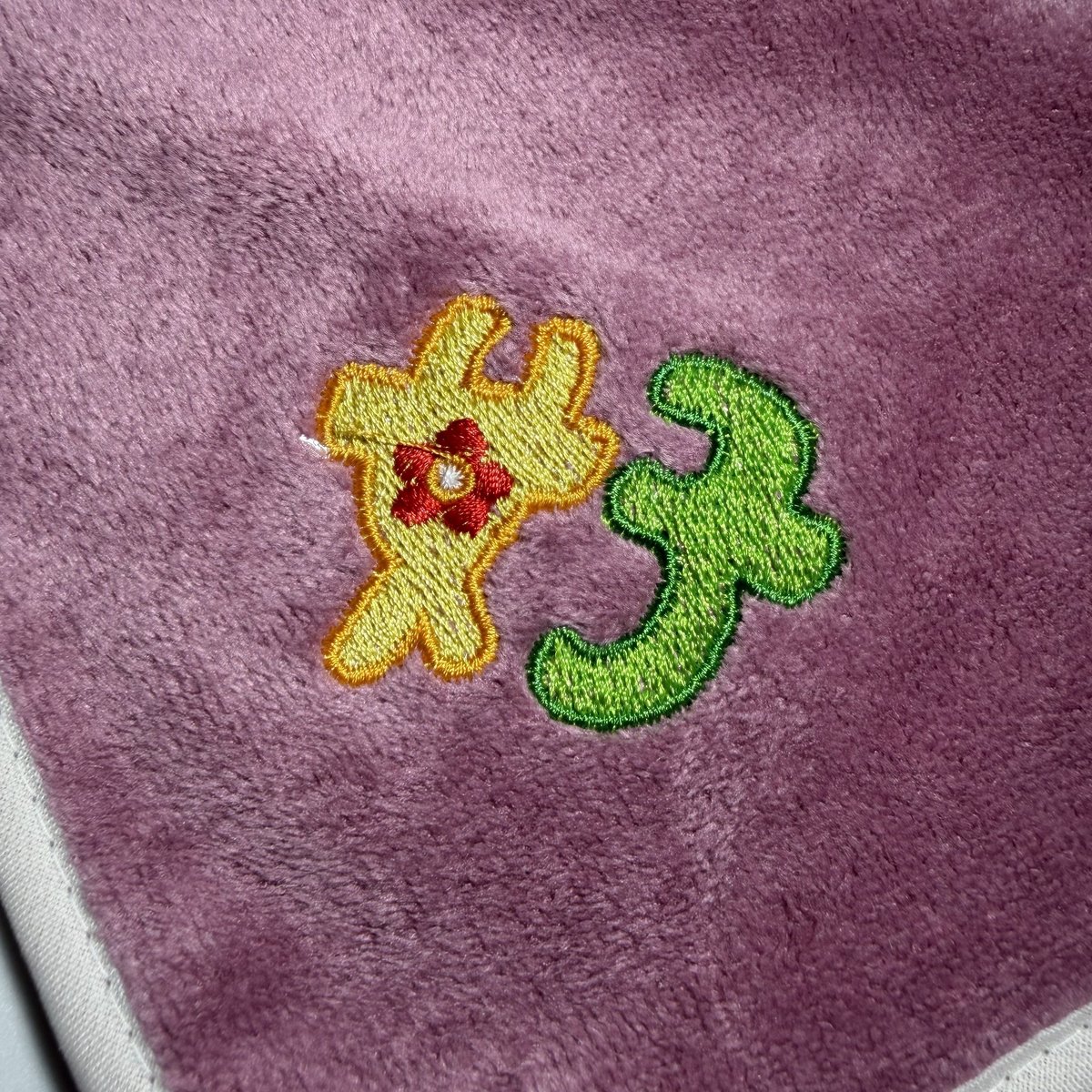 【客製刺繡擦手巾】小雛菊加厚珊瑚絨速乾方巾｜企業禮品訂製 專屬打樣服務 客戶實拍案例 4